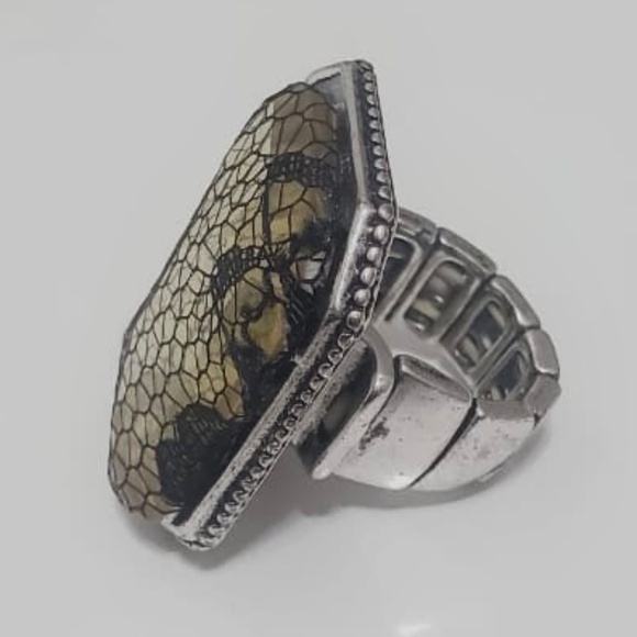 Jewelry - Vintage Resin Rock Ring. 🌴